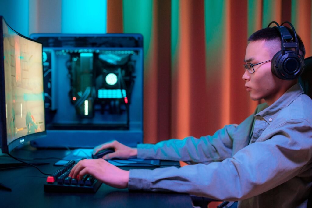 setup gaming organisé avec gestion des câbles et bureau propre pour gamer